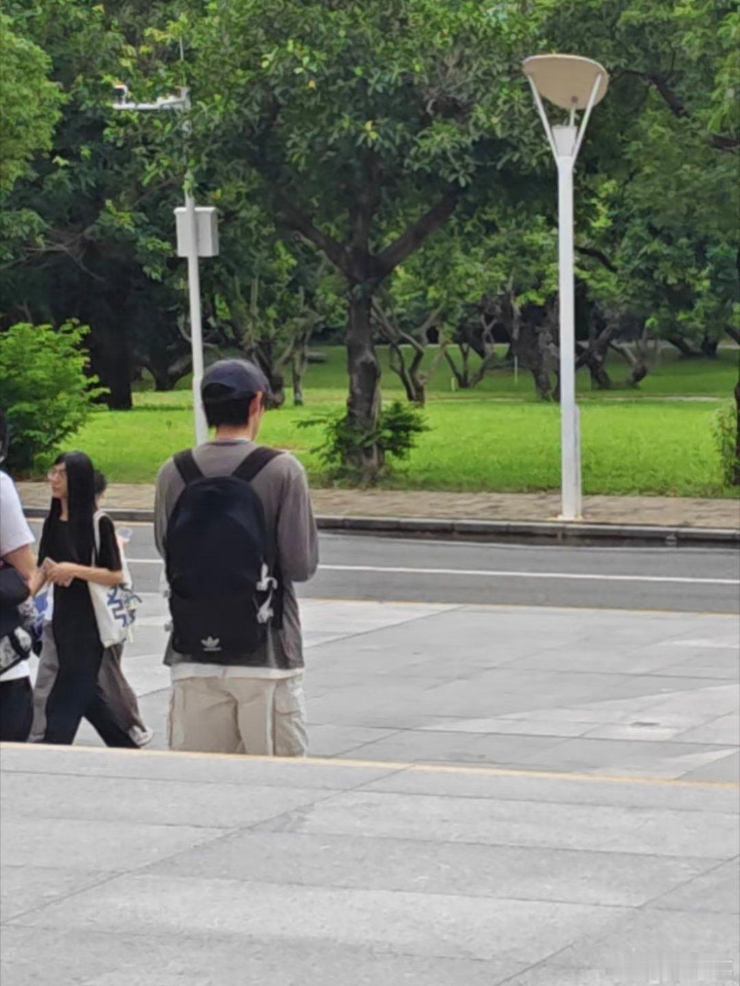 愉阳cp_ 小胡这个衣服好熟悉啊终于被偶遇到了 