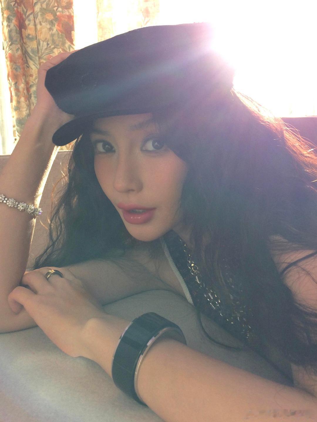 Angelababy千禧风低像素大片温俊你是懂怎么拍美女的，这种略带颗粒感的质感