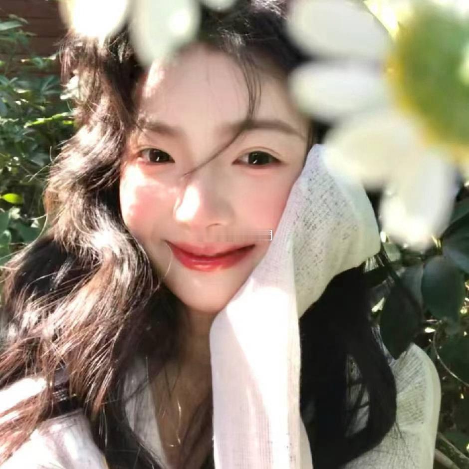 头像分析坤宫出现白色的花，要么流产过要么母亲身体不好，这个身体不好要么离开了要么