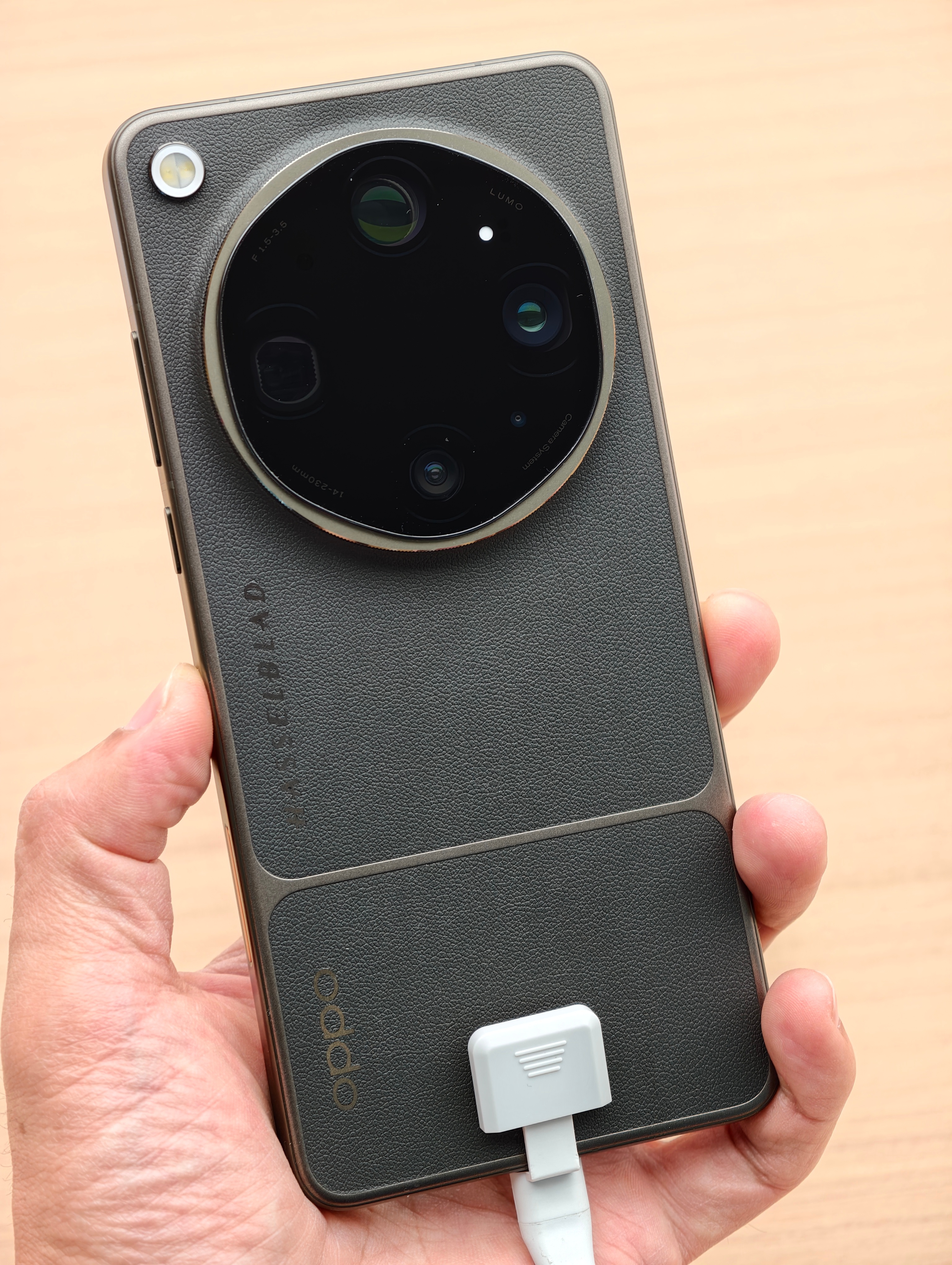 去线下摸了一把 OPPO Find X9 Ultra有点尊味儿，尤其是那个素皮版