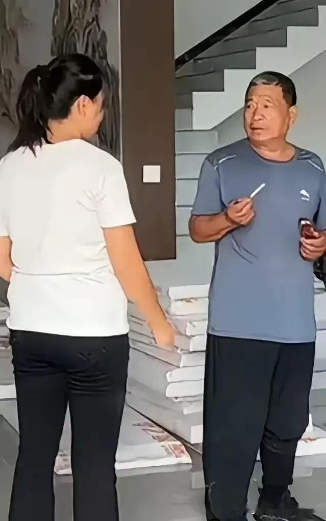 老汉只有一个独生女，为了把所有的爱都给女儿一个人，所以没有要第二胎。从小到大把女