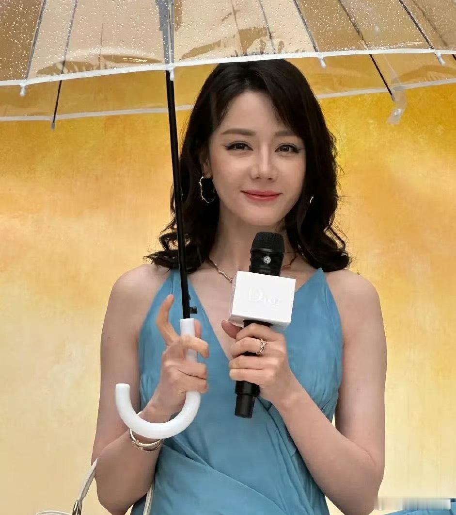 迪丽热巴祝大家早安