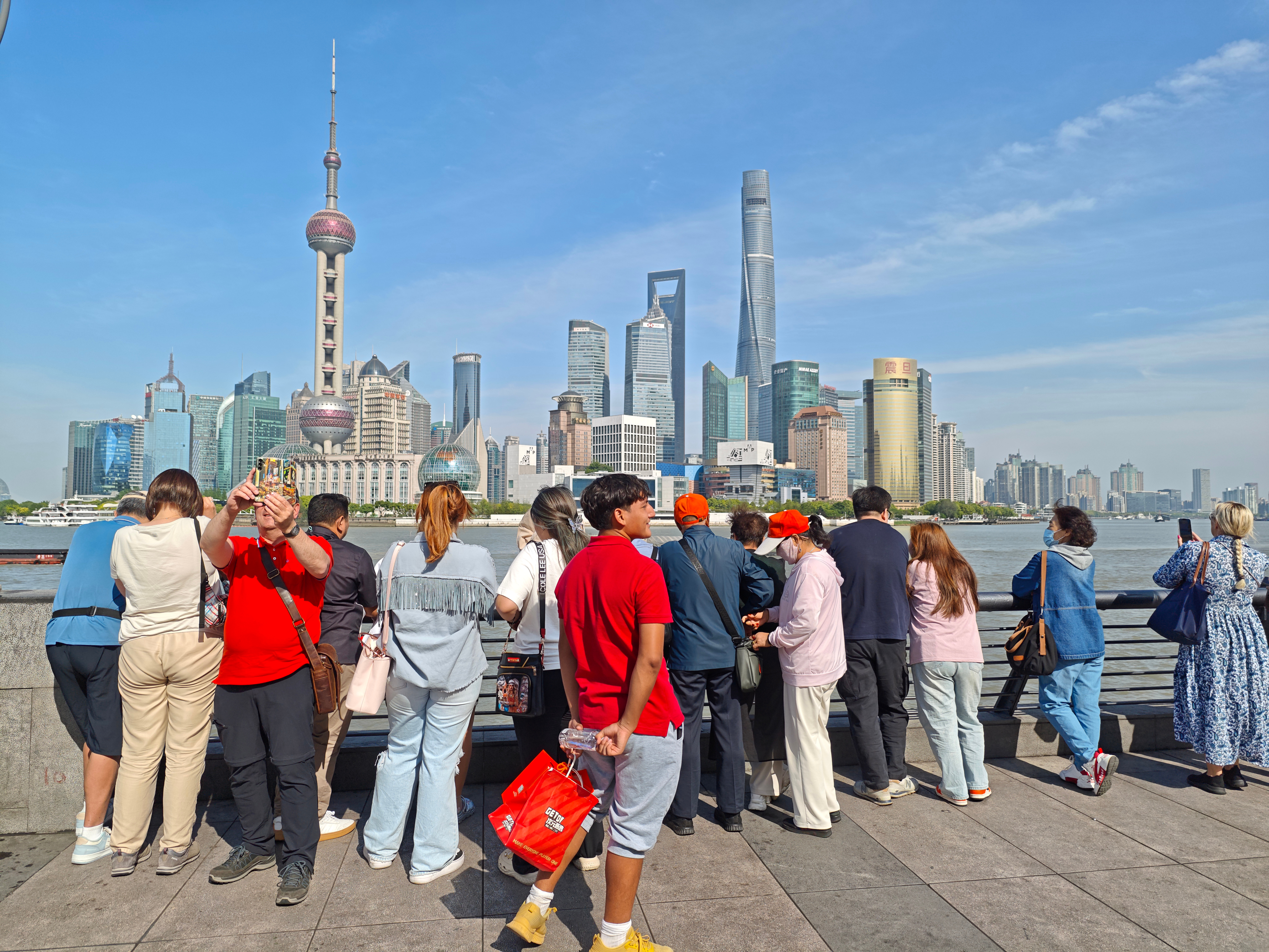 拉美最新民调显示，中国影响力首次超越美国。65%受访者对中国持正面观感，而认可美