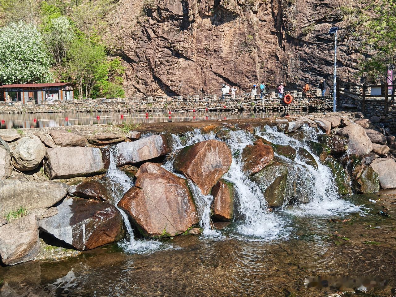 心如止水，非无波之潭，实乃深藏智慧之渊。在纷扰尘世中，能保持波澜不惊，不为外物所