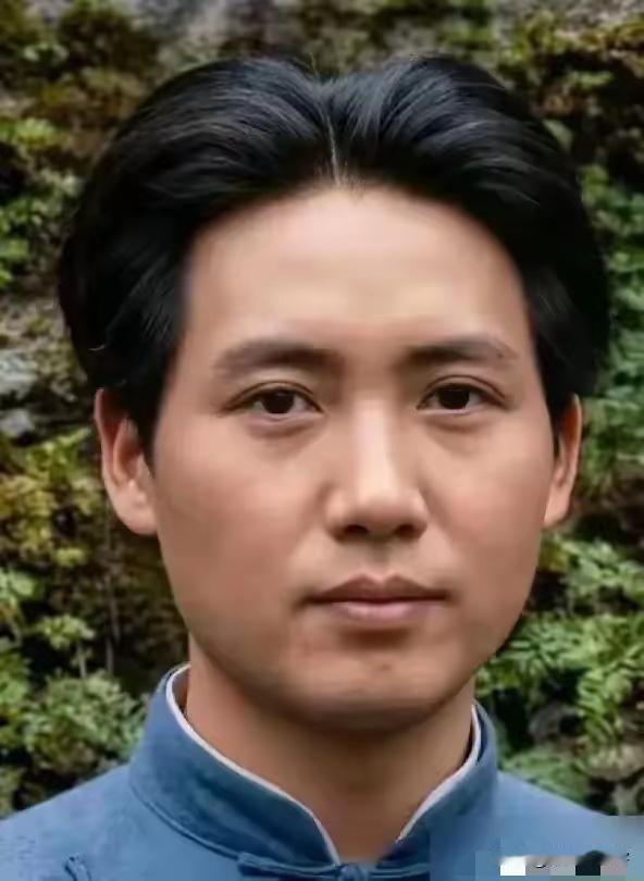 郭沫若曾这样形容年轻时的毛主席，面容白净温润，言语温和从容，为人谦恭有礼，举止有