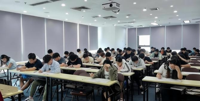 云南一所高校曝出一桩违背招生公平的荒唐事，一名班主任在班级全体学生面前大肆吹嘘自