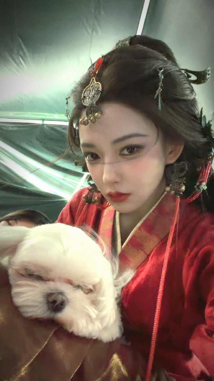 程潇红衣古装程潇给路人打码 程潇片场红衣古装美成啥了，自拍还给路人打码，我的女孩