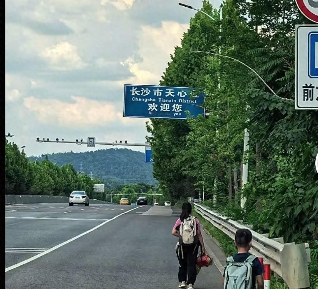 这个爸爸的三观太正了！
湖南的吴先生一家一直在深圳工作学习。
今年放暑假，他没让