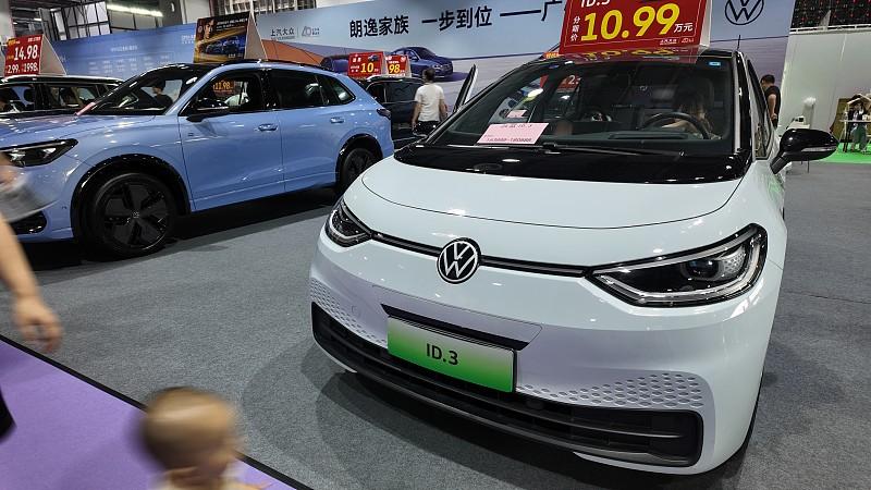 最近陪朋友蹲家用代步车，特意去试驾了大众ID.3，12万出头的价位能拿到后驱+5