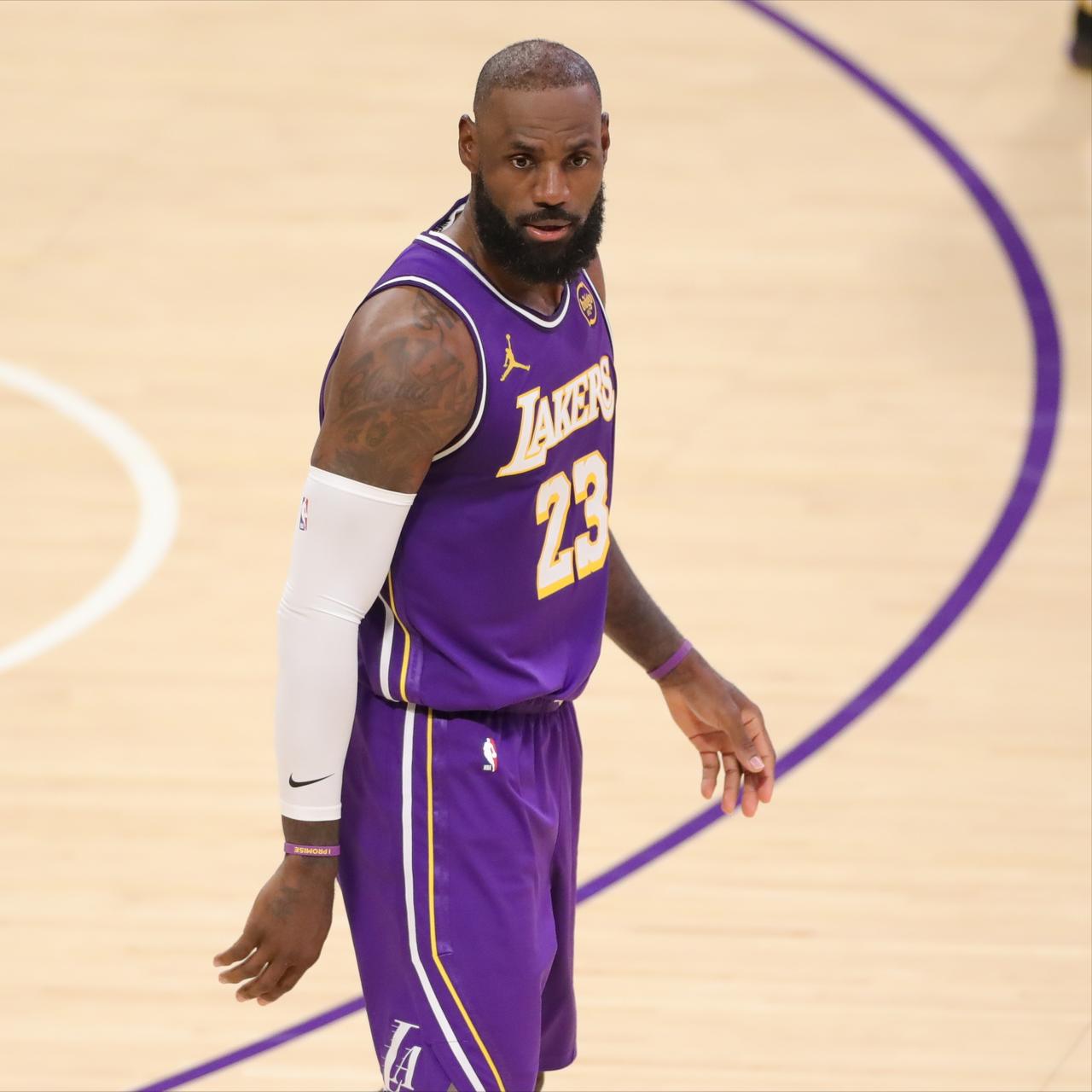 詹姆斯是真的打不动了！

对阵猛龙，上半场9投2中，只拿到4分4助攻2篮板。
