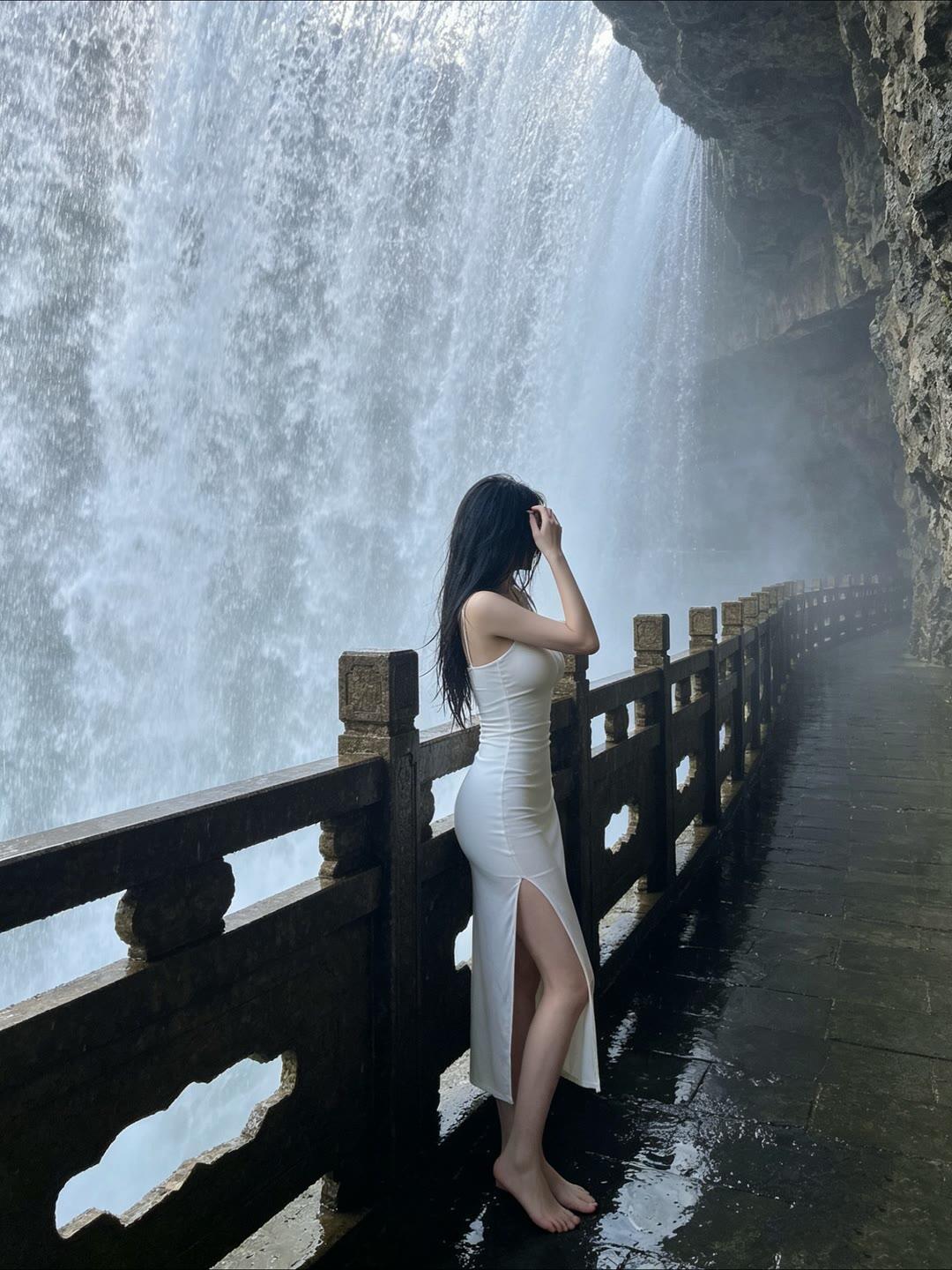 这瀑布太美了，就跟花果山水帘洞一样