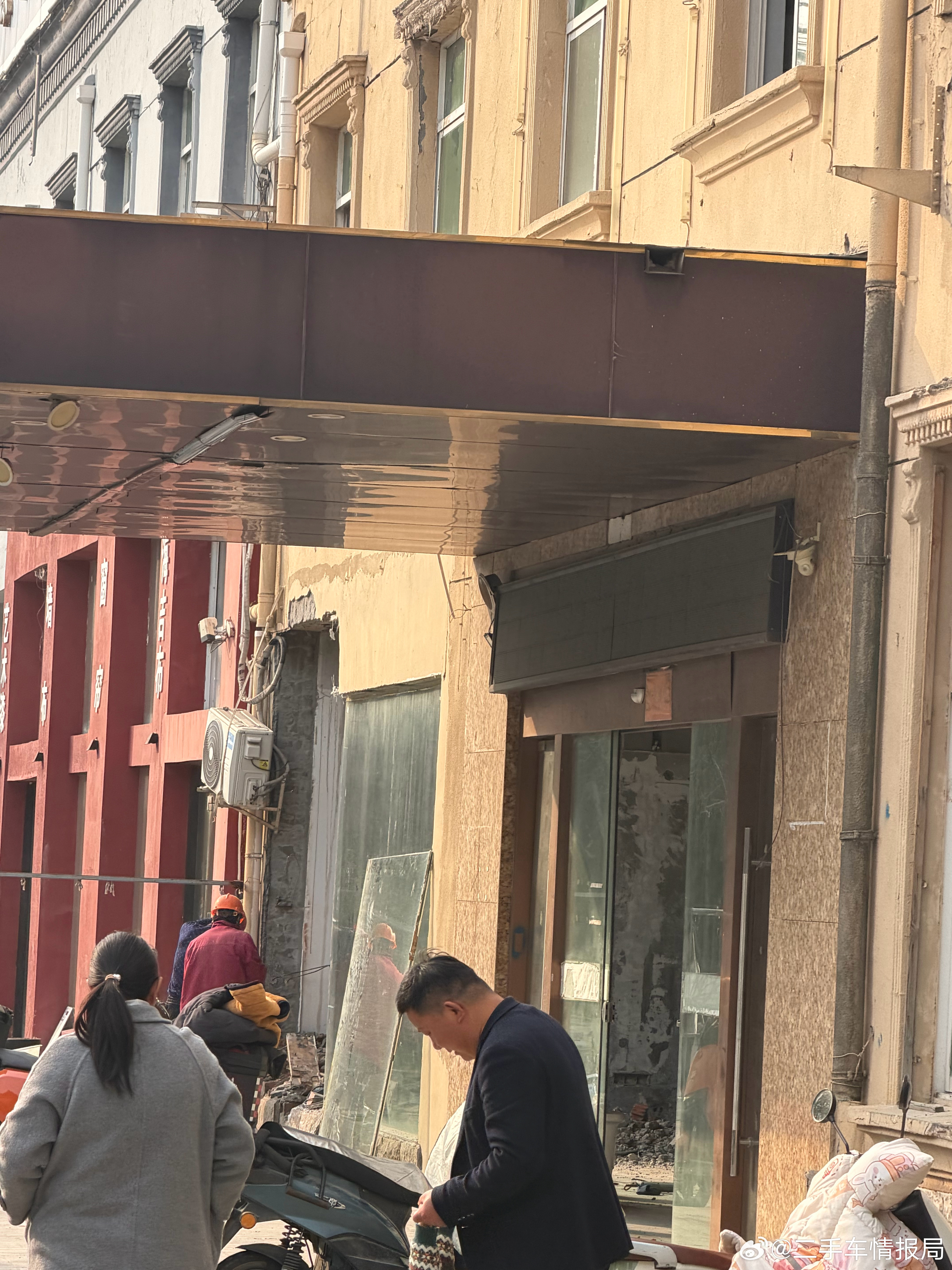 隔壁的隔壁空了很久的店租出去了，一打听卖电动车的…听说一台2、3000的都挣好几