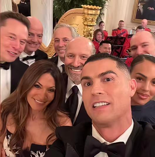 现场美国名流争相和C罗合影，偶像就是榜样，像C罗这么自律的人，成为榜样也没问题。