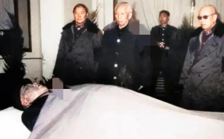 这是1985年，许世友病逝后，一张罕见的遗容，照片中的他躺在病床上，由于全身浮肿