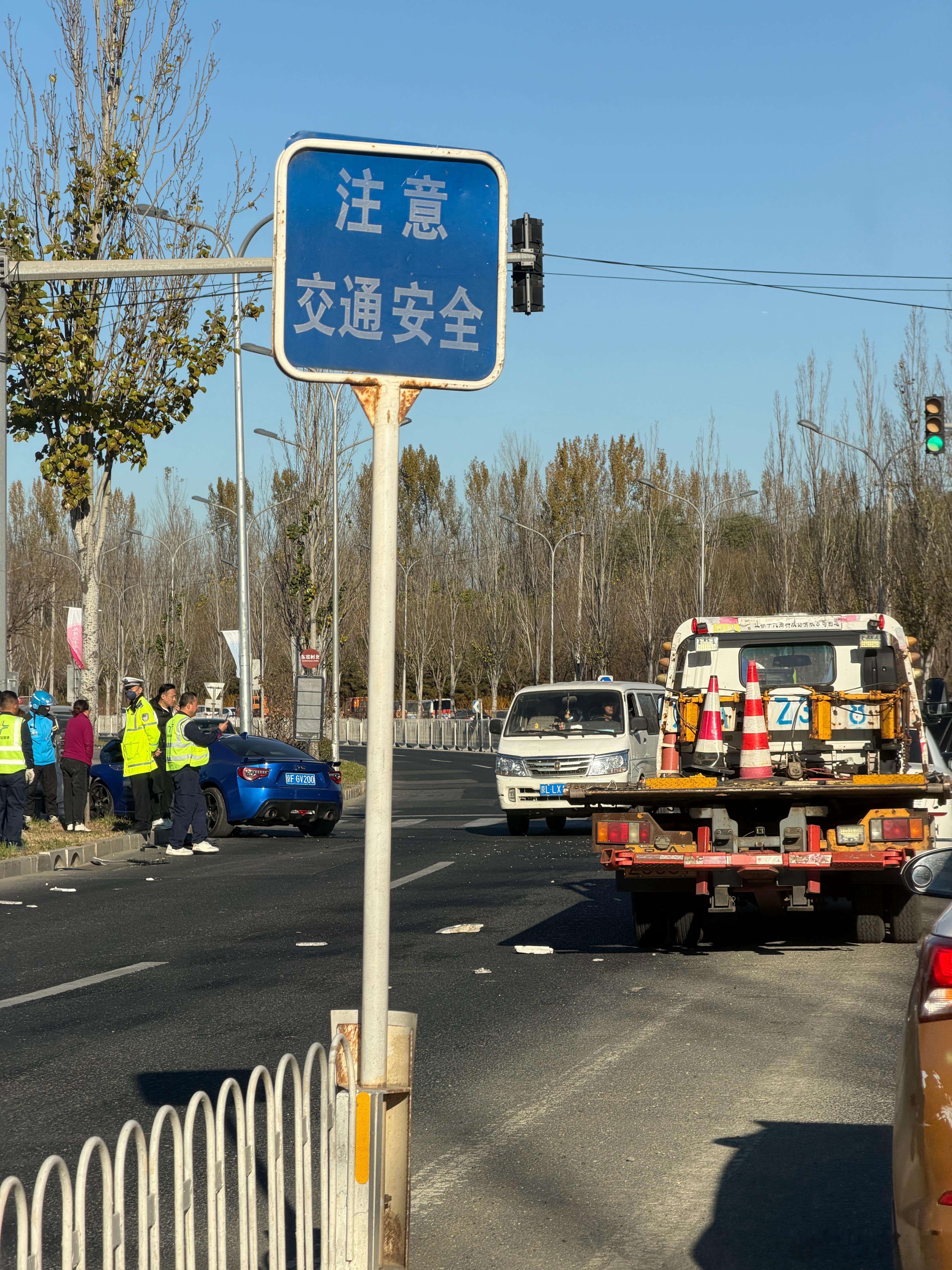 上班路上平时没车的路口今天出奇的堵车到了近处一看是俩车事故BRZ和A6L俩车头都
