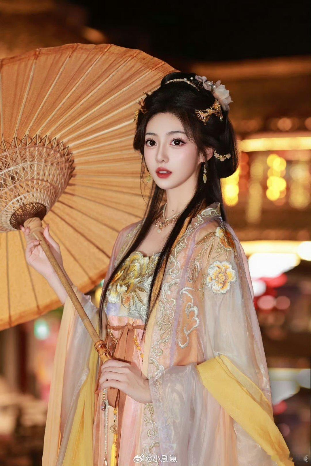 王家茵服装不基础唱跳更不基础王家茵这身段这气质，真的是从画里走出来的吧！团扇一舞