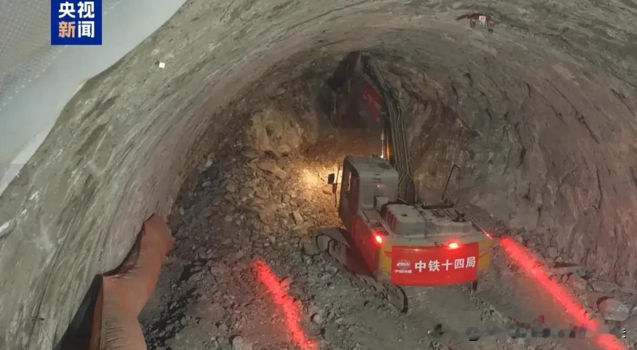 壮观！长江被“掏空”？国内首条穿江高铁隧道今日贯通，硬核突破

太提气了！就在今