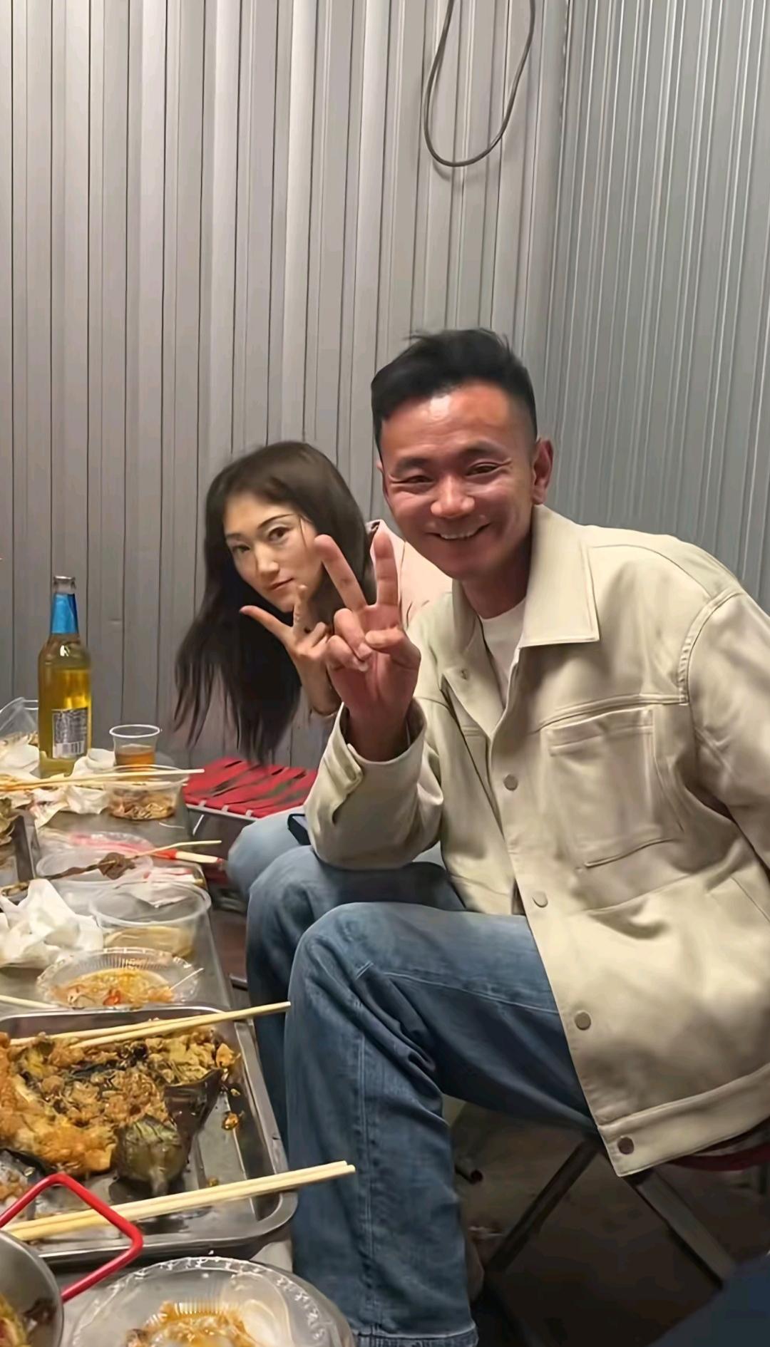 今天看到一对网红夫妻在网上互相指责，妻子说丈夫出轨，还给别人钱，丈夫说妻子无理取