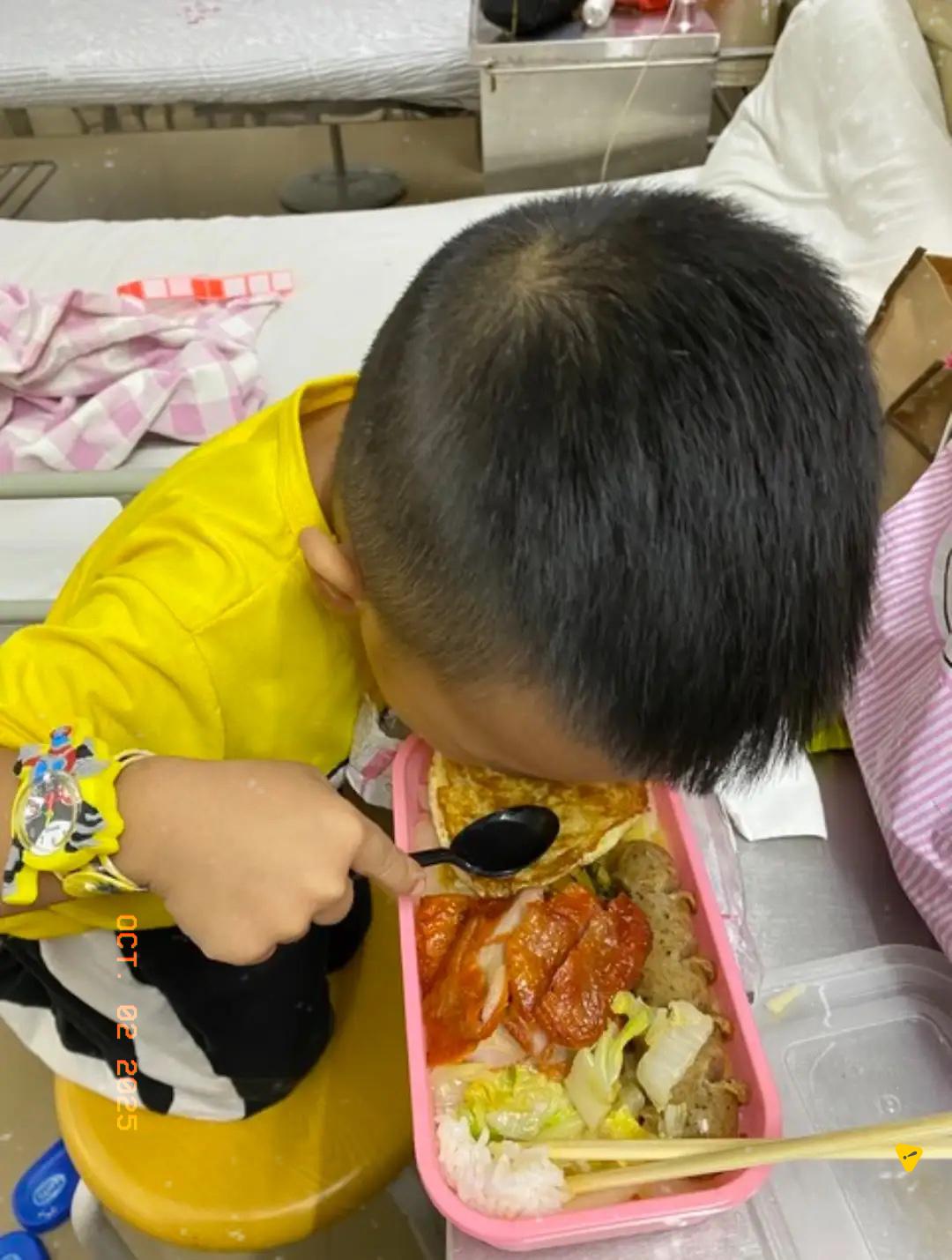 在医院陪外孙住院，
撞见的一幕让我心里堵得慌
同病房的小男孩瘦得眼睛都凹进去，陪