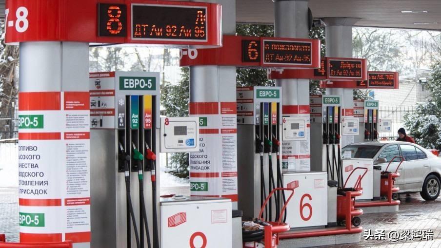 欧洲人涌向俄罗斯飞地加里宁格勒抢购廉价汽油！
欧洲司机愿意在边境口岸花费几个小时