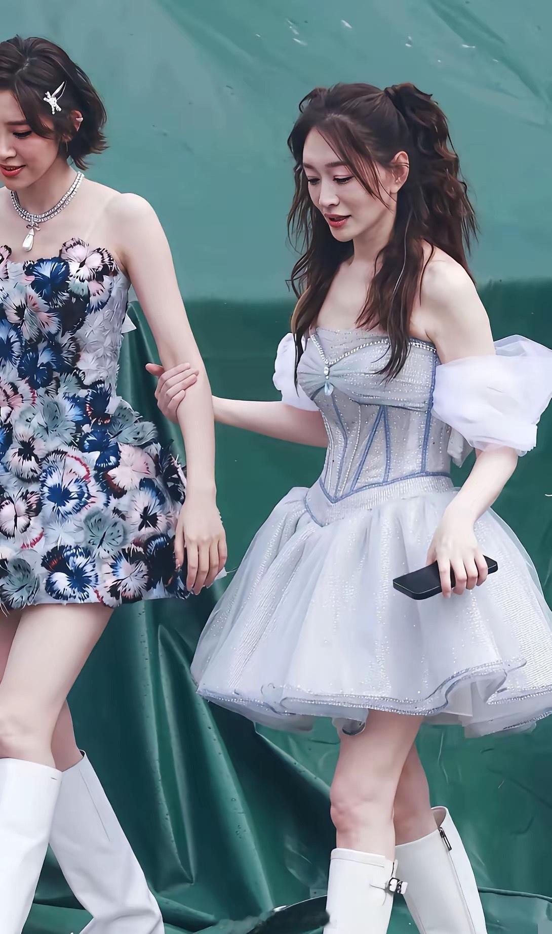 李小冉这样看，还真有点显老了，尤其图一的脖子，颈纹特别明显，旁边的祺贵人也老了好