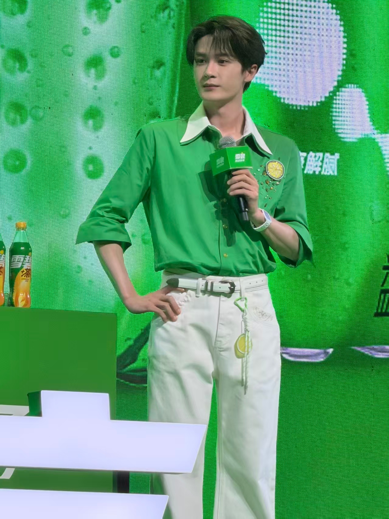 檀健次在成都呼吁大家活在当夏檀健次成都线下活动状态也太绝了吧！现场大方聊自己的成