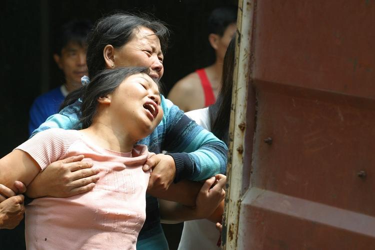 弟弟返程的时刻终是到了，他拖着行李箱，一步三回头。姐姐站在门口，强撑着微笑挥手，