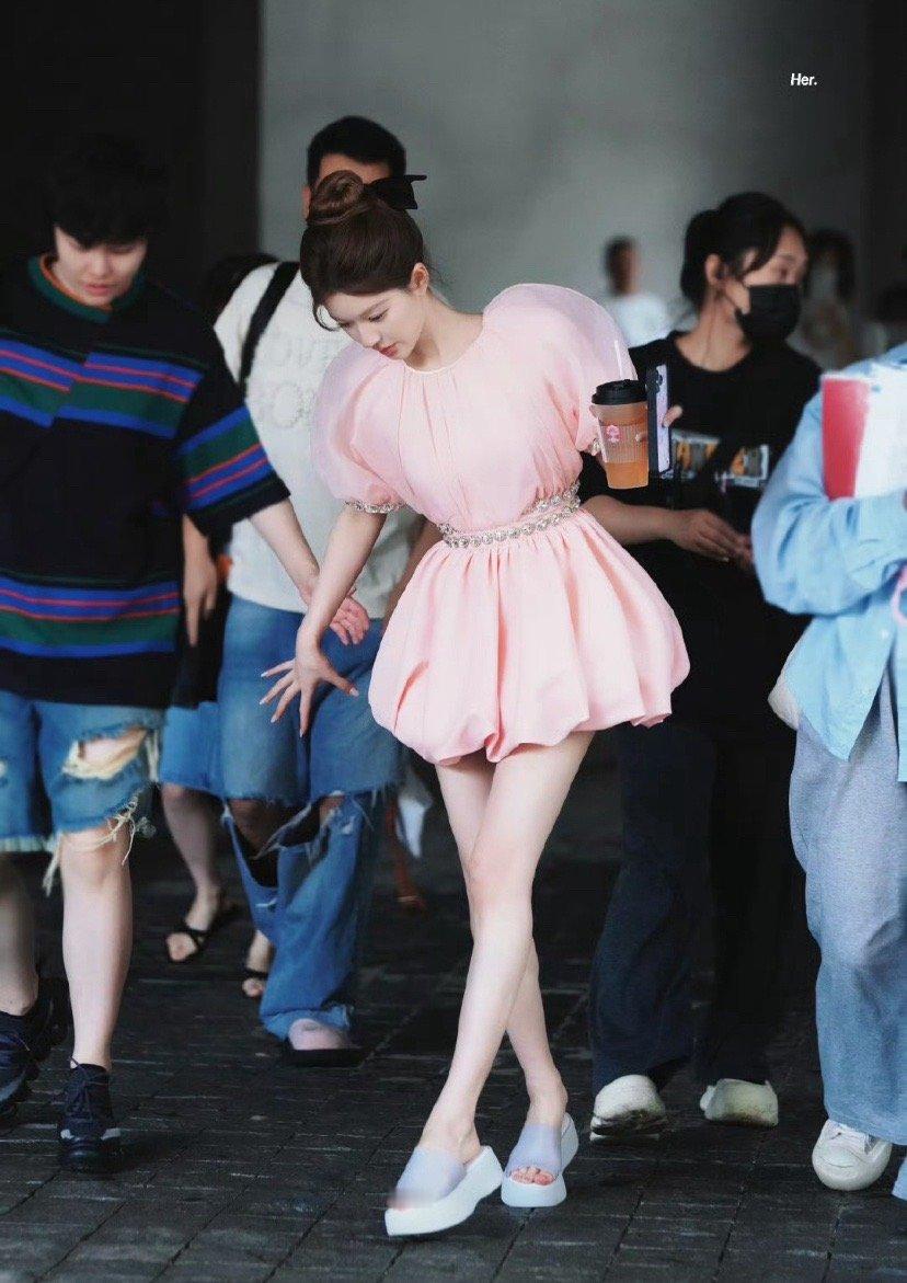 【赵露思粉天鹅造型亮相】——灵动似风中的羽翼，婉约的线条勾画出娇媚的身影。身着粉