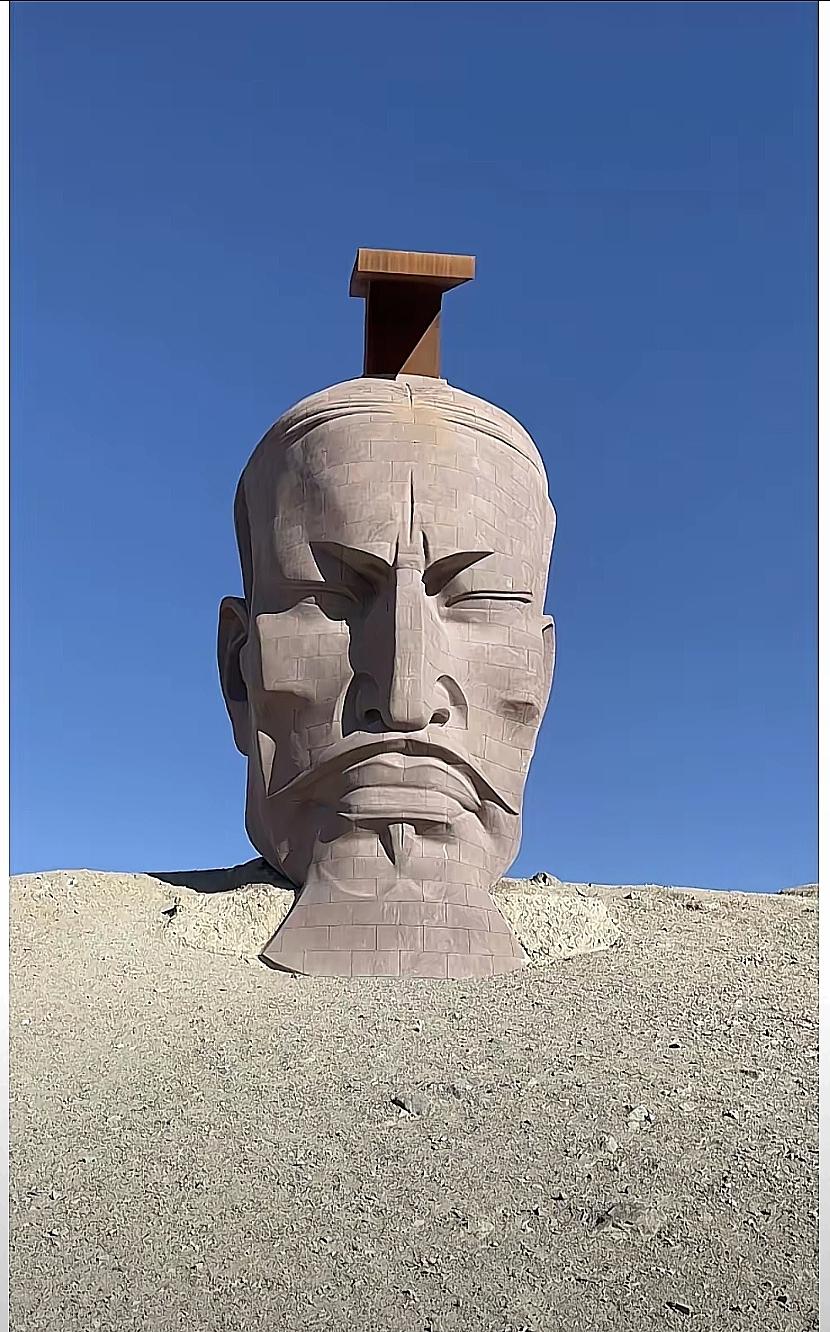 瓜州汉武帝雕塑火了！
说“雷人”被骂没文化，
公众到底有没有审美权？
 
近日，