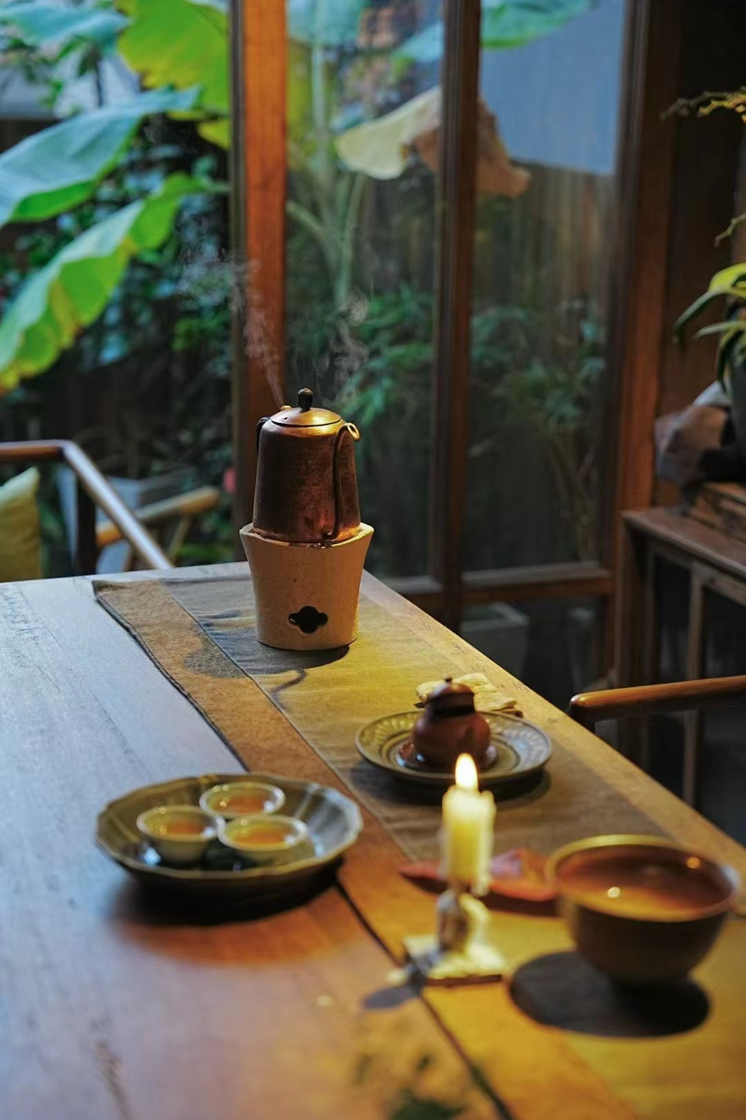 品茶赏器交友  茶的魅力，不在于高深的学问，而在于那杯热气腾腾的遇见。 