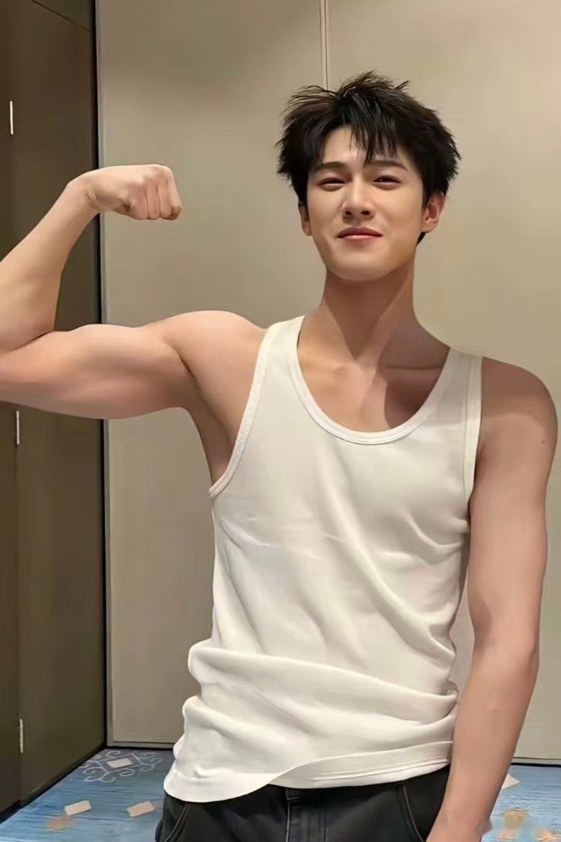 李昀锐邢武掌镜包出片的 你好星期六李昀锐拿起相机氛围感 buff 直接拉满，独特