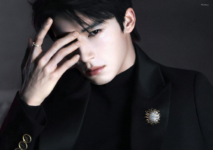 导演快给王星越递本子 王星越穿机车皮衣的样子，直接把 “行走的荷尔蒙” 焊在身上