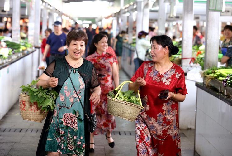 为啥中老年妇女那么统一，都背个斜挎包？而且几乎是街上遇见的，每人背一个，大爷们就