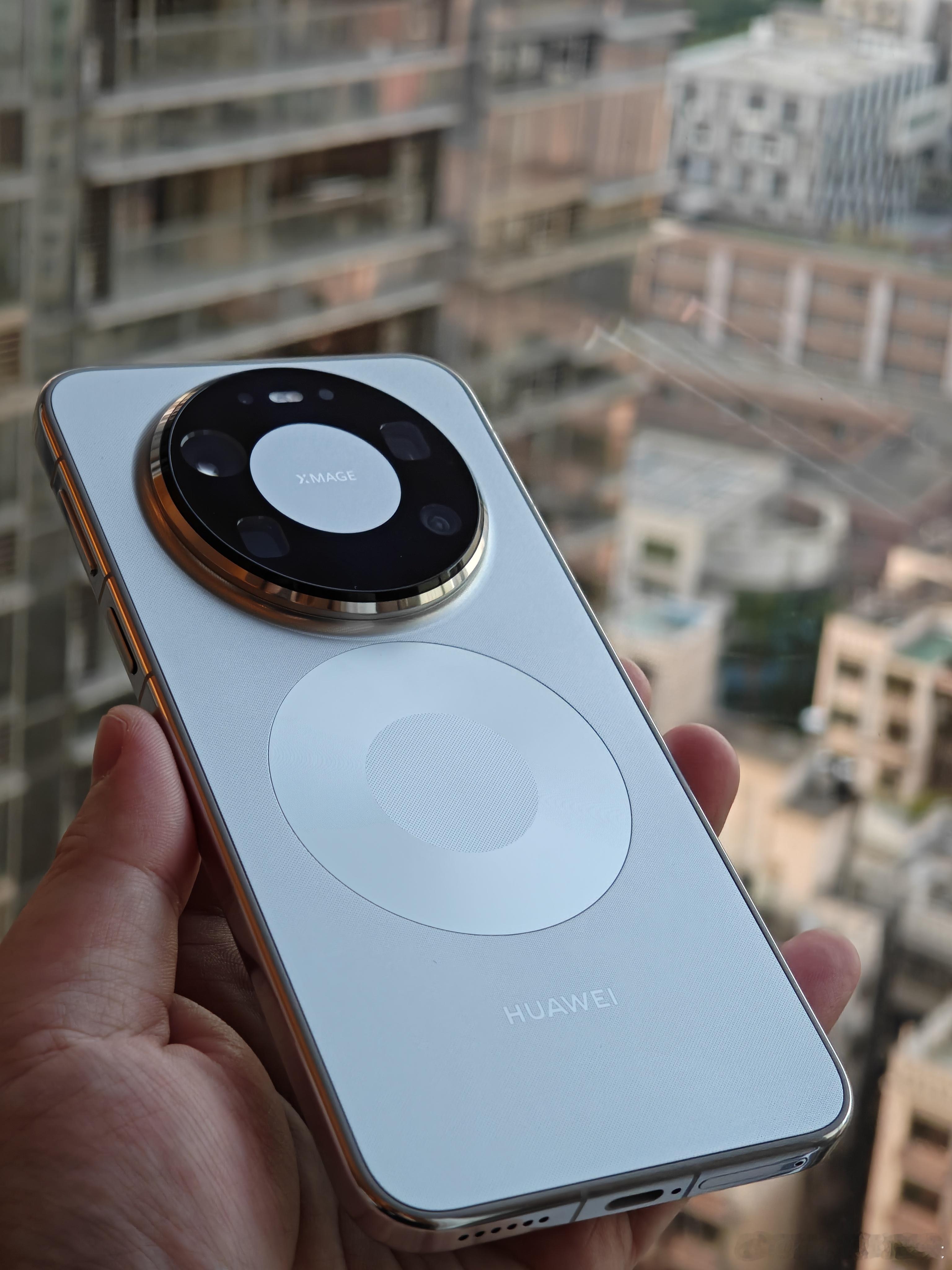 华为Mate 80 Pro Max 极地银图赏 