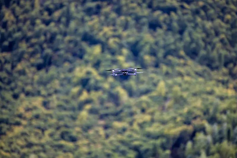 无人机在工业级的应用可太多了。在测绘领域，它就像个不知疲倦的小助手。传统测绘可能