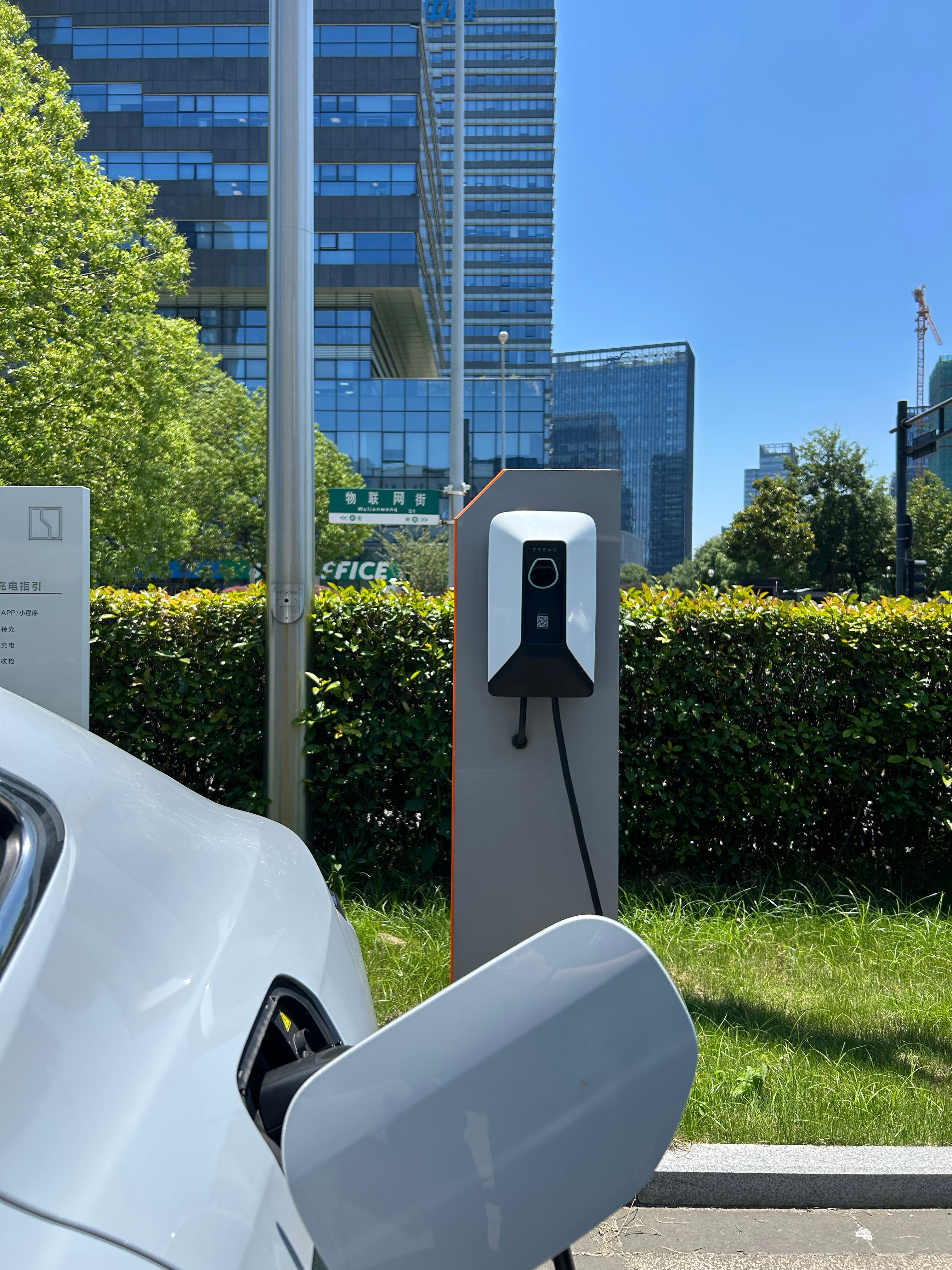 蹭个娘家大楼下的极氪7kW桩，等我下完回来看看充了多少电 ​​​