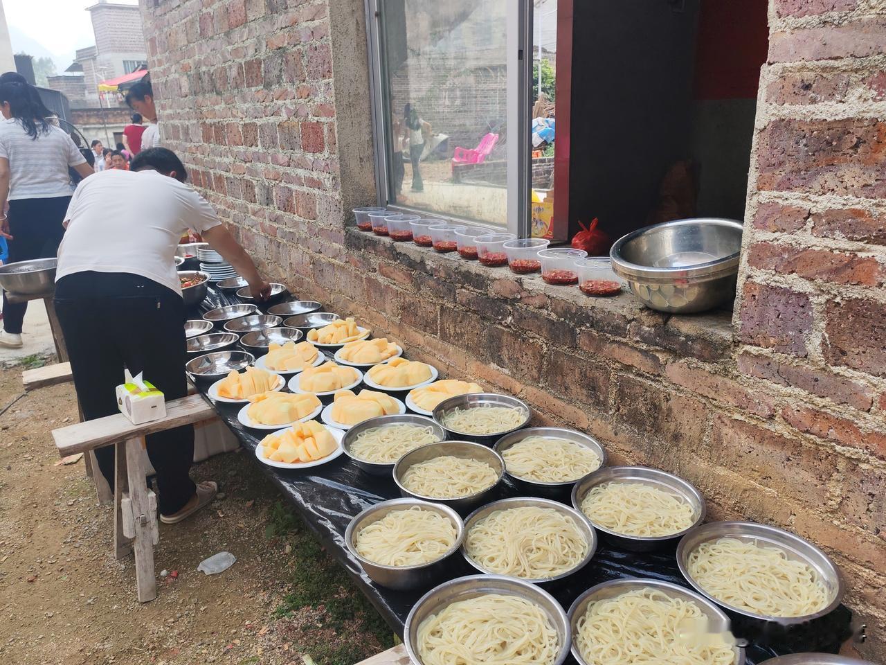 户外美食摊位，新鲜水果和面条等你来尝！🍉🍜