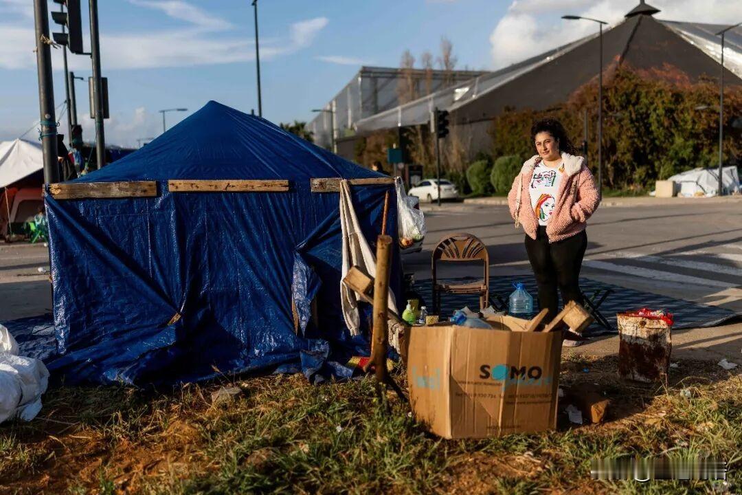 警报一响就抱头躲，家园被炸成瓦砾堆。百万人大逃亡，帐篷当新家。每天沙丁鱼配面包，