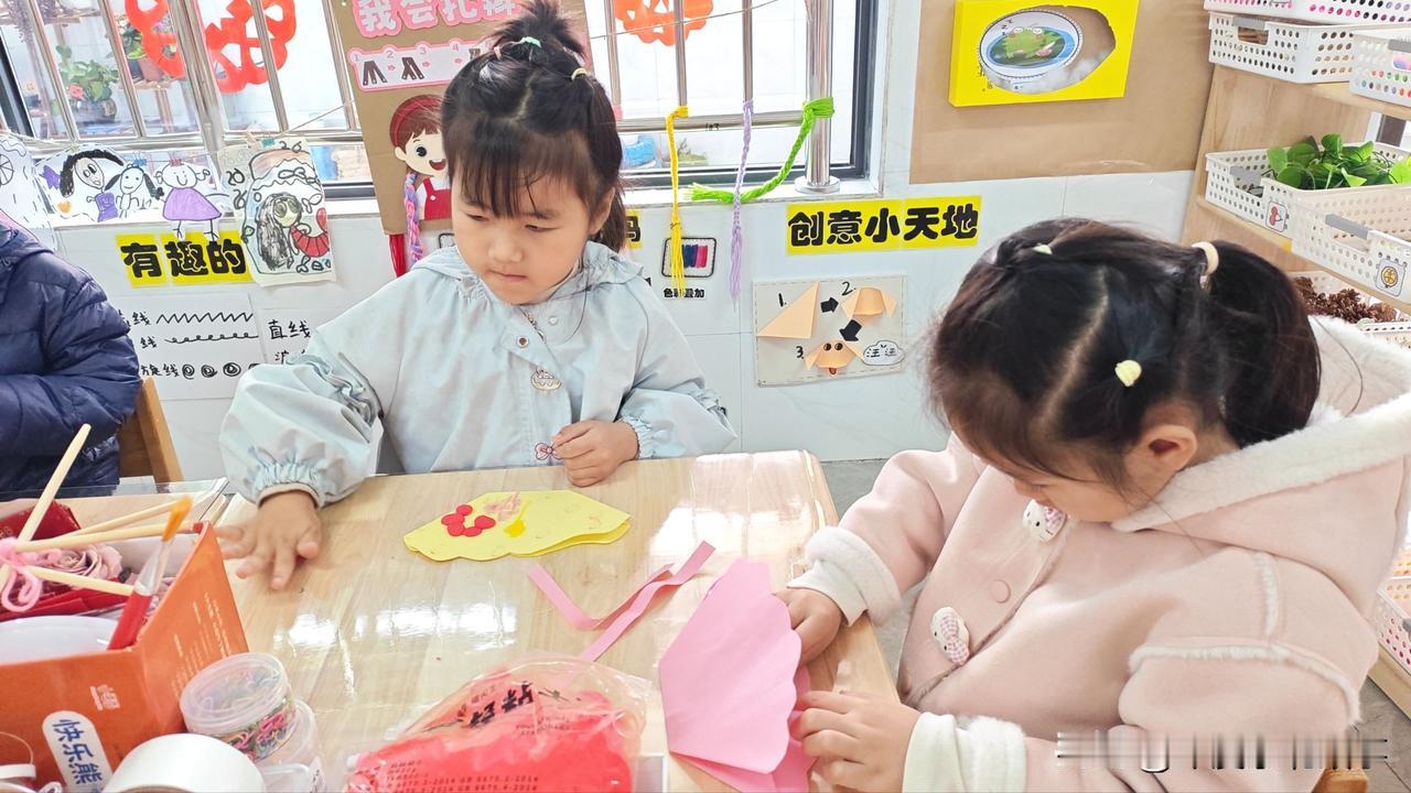 一个孩子上幼儿园，那么两年，老师从来没见过孩子的母亲接送，甚至从来没有出现过，老