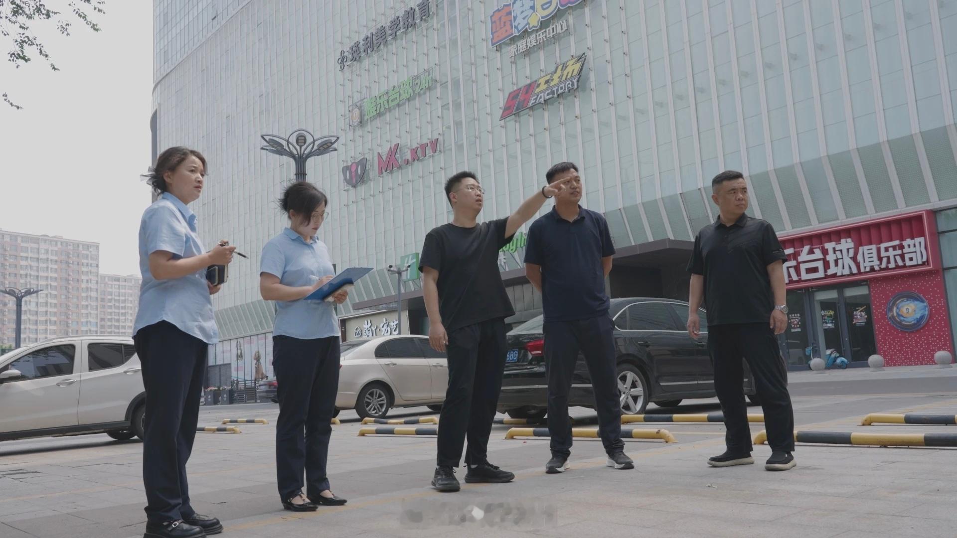 【滨州繁华街区创新推行潮汐车位 】近日，山东滨州，滨城区彭李街道万达商圈周边的森