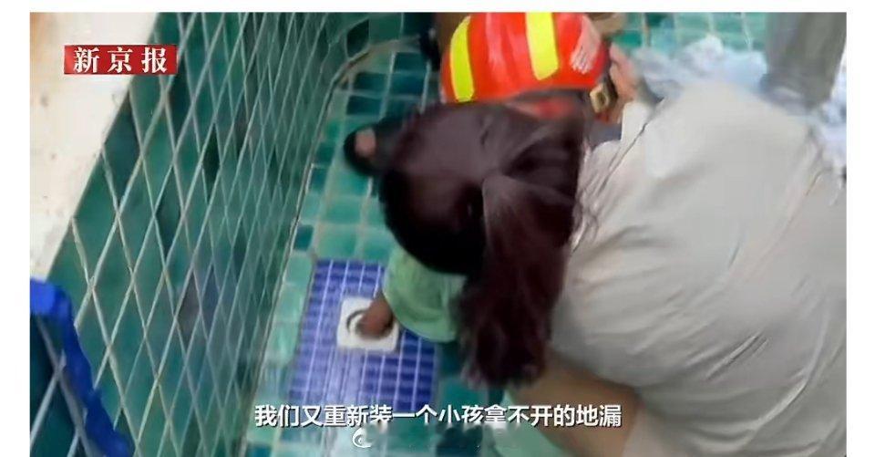 三亚一男童手臂被戏水池地漏吸住一场意外，引来两种截然不同的声音。有网友第一时间把