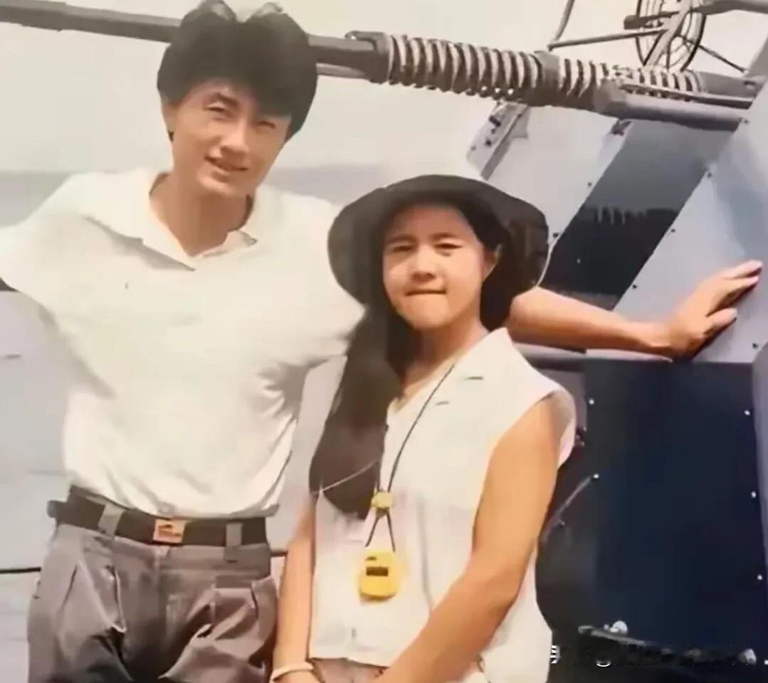 刘纯燕和王宁早年的同框里，居然是一个长发飘飘的美女，说实话，她就是适合这样的发型