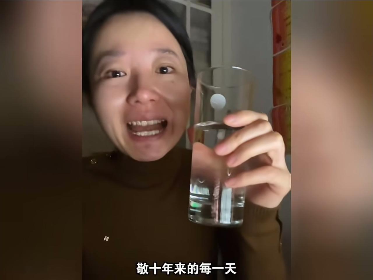 看哭了 ……
近日，一位高中女老师深夜录制的视频“敬自己” 感动全网
这位老师数