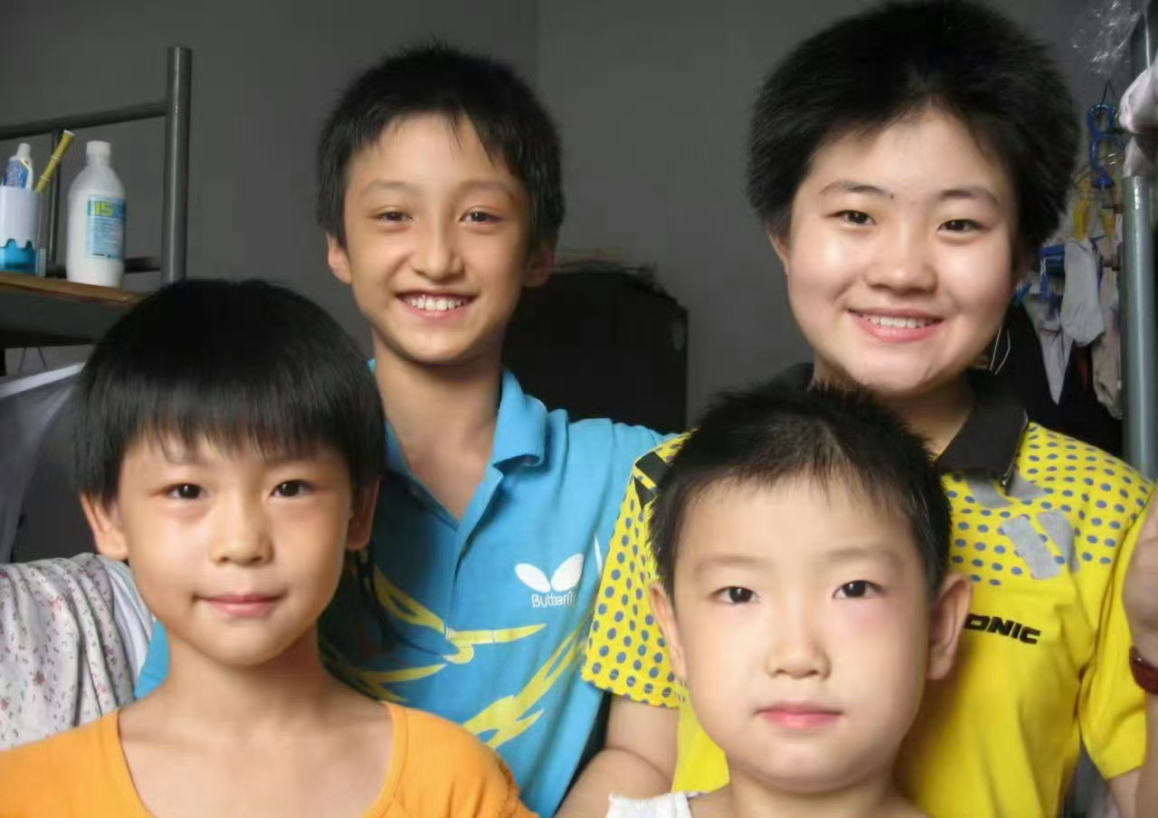 儿时的孙颖莎 脸圆圆的超级可爱[心] ​ ​​​
