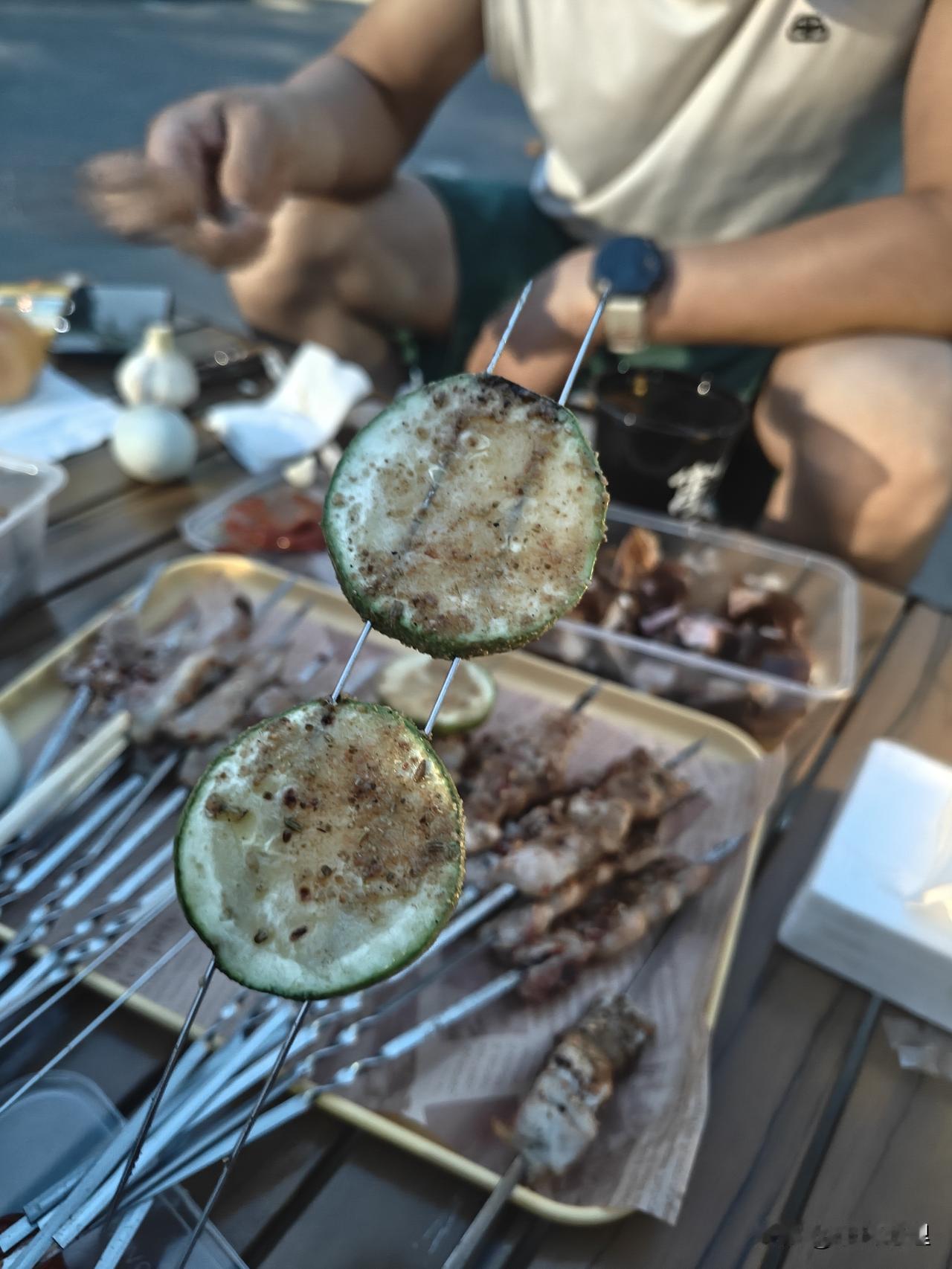 南坊都是大怨种？南坊滨河早市是最贵的！南坊夜市烧烤也不便宜！
 
夏日沂河岸边风