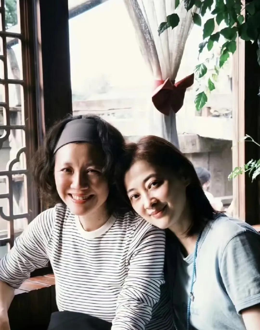 梅婷和刘琳演的《父母爱情》。两人演的太好了，百看不厌，怎么看都喜欢。戏外两人还是