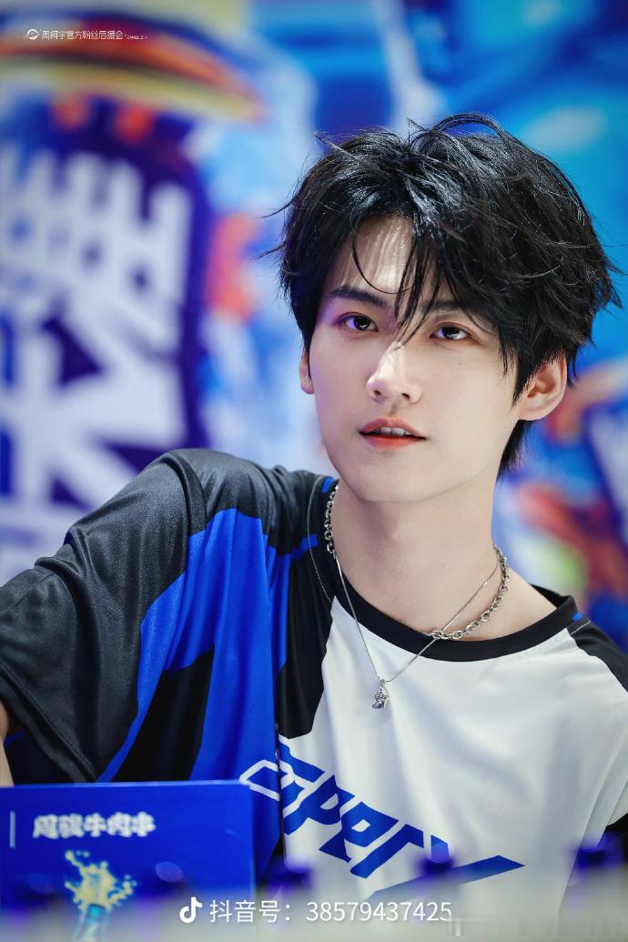 哇塞国民品牌小牛要首宣代言人听说都是实力派，哈哈会不会是体育界马龙在飞机上第一次