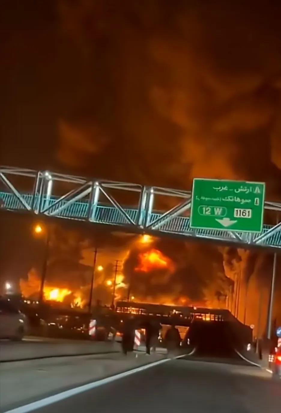 伊朗首都德黑兰附近的雷伊储油设施遭到美以空袭后，火势已经超出控制范围。石油已渗入