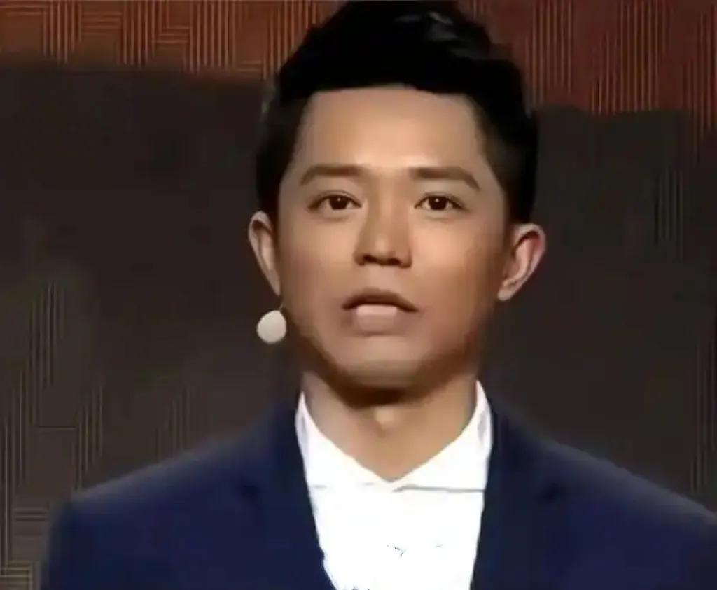 2025年6月，曾毅因佩戴含性暗示图案的手表陷入舆论漩涡，其“误认劳力士”的回应