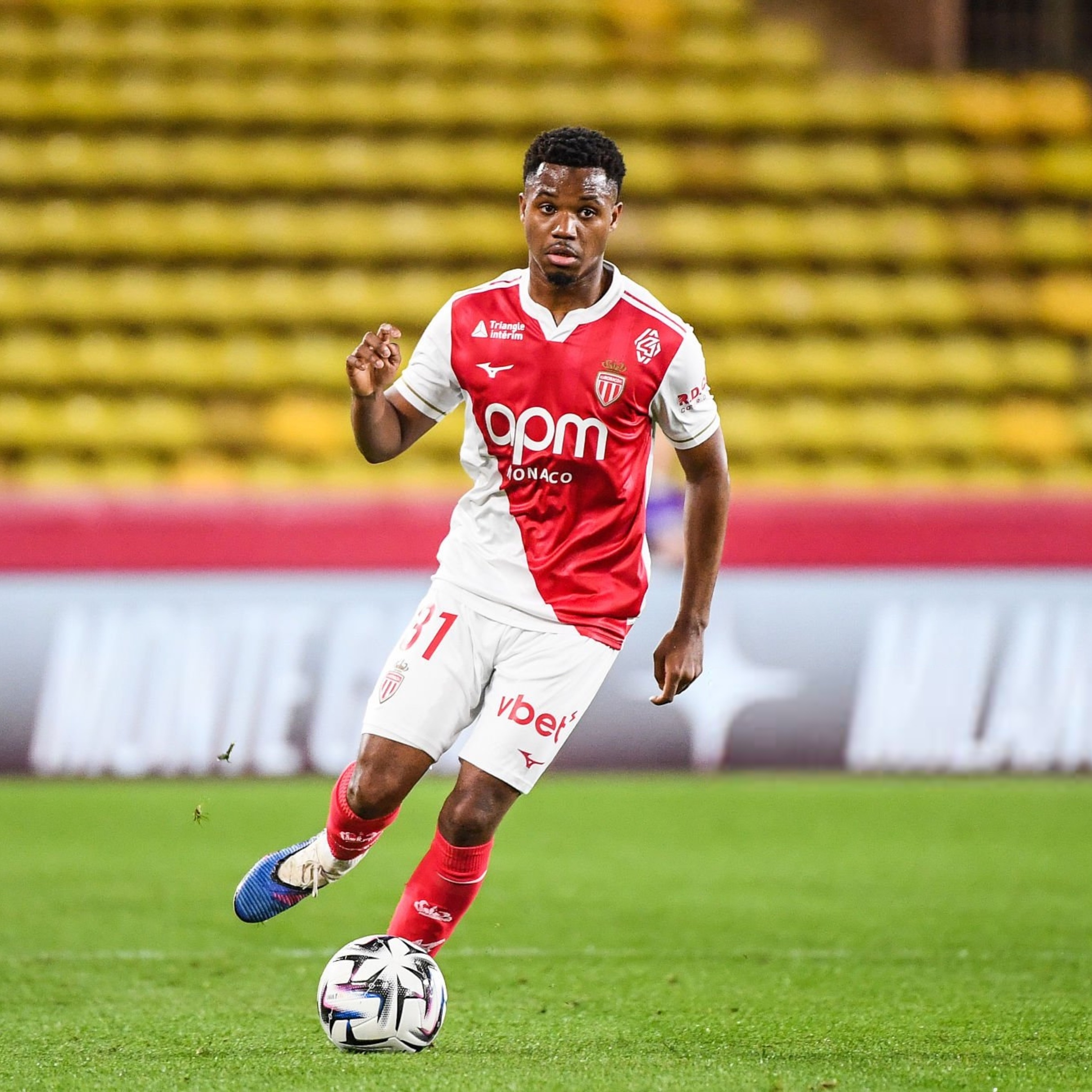 队报：摩纳哥认真考虑行使1100万欧元的购买选择权，以留住法蒂。摩纳哥将谈判达成